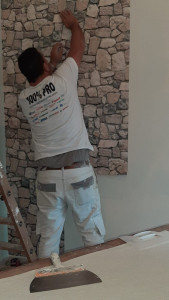 Photo de galerie - Après préparation d un mur pose d une tapisserie dans une maison