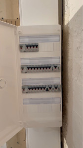 Photo de galerie - Dépose de l’ancien tableau électrique fusible, repérage et pose du nouveau tableau électrique 