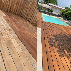 Photo de galerie - Terrasse en bois remise à neuf autour d’une piscine. décapé, dégrisé, poncé et deux couches de saturateur