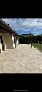Photo de galerie - Réalisation d’une terrasse en travertin  . 