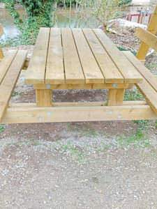 Photo de galerie - Table extérieure en bois 