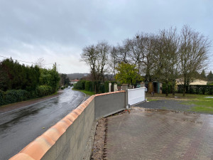 Photo de galerie - Portail coulissant et mur de clôture en parpaings avec motorisation coulissante connectée sur visiophone