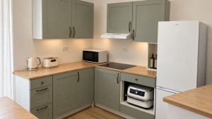 Photo de galerie - CUISINE — Création à petit budget
Proposition d'un aménagement, montage, installation et personnalisation d'une petite cuisine dans un appartement pour un locataire. 