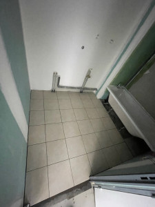 Photo de galerie - Pose de sol d’une salle de bains 