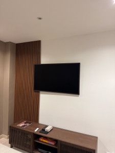 Photo de galerie - Montage tv et panneaux au mur