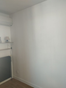 Photo de galerie - Retrait d'une tapisserie et pose de peinture blanche.