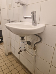 Photo de galerie - Pose d un mitigeur type presto 

modif évacuation lavabo et de la bonde 