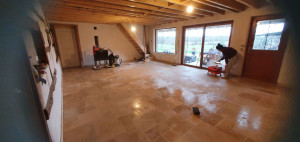 Photo de galerie - Réalisation de sol en pierre de travertin, possible aussi en extérieur. 