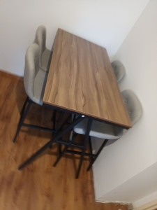 Photo de galerie - Montage de table et chaises 
