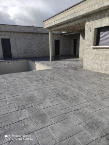 Photo de galerie - Coulage beton extérieur avec empreinte decorative