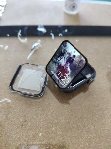 Photo de galerie - Changement de vitre sur montre Apple Watch 4