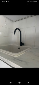 Photo de galerie - Installation du robinet de cuisine avec remplacement du joint autour de l’évier.