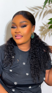 Photo de galerie - Pose perruque frontale et maquillage by Urlyne 