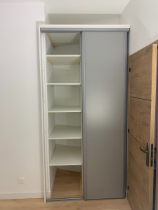 Photo de galerie - ARMOIRE SUR MESURE 
2 PORTES COULISSANTES
2 BARRES DE PENDERIE
6 PLANCHES DE RANGEMENT
DIM - L: 1,75m - P: 95cm - H: 2,50m