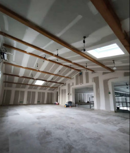 Photo de galerie - Réalisation de travaux de placo-plâtre au plafond et sur les murs. Pose de plaques de plâtre, bandes à joints et préparation des surfaces pour la peinture. Travail soigné et finitions de qualité
