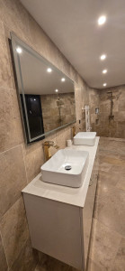 Photo de galerie - Pose meuble de salle de bain et vasques
Fixation murale, mise à niveau, pose des vasques et ajustements.
Finitions propres et alignées.