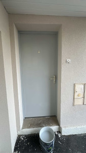 Photo de galerie - La porte d'entrée de la maison a été peinte.