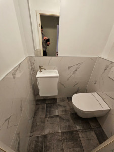 Photo de galerie - Mon client voulais remplacer sont wc et créé un lave mains au final pose bati suport geberit  alimentation lave mains + caisson pour le wc  
carrelage 60/60 effet marbre .
 equipement wc japonais  villeroy et boch  + lave mains X20 arlon ?