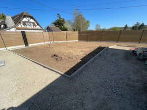 Photo de galerie - Pose de bordure et nivèlement de terre végétale 
