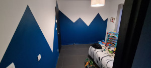 Photo de galerie - Réalisation des peintures montagnes dans une chambre d'enfant.