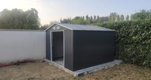 Photo de galerie - Installation abri de jardin sur dalle en béton finition carrelage