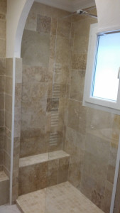 Photo de galerie - Travertin, refection complete salle de bain, passage baignoire à une douche à l'italienne 
