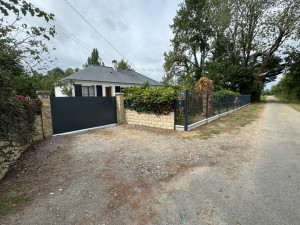 Photo de galerie - Pose de clôture panneaux rigides et plaques de soubassement ainsi que d’un portail aluminium coulissant motorisé