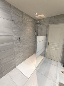Photo de galerie - Rénovation complète de salle de bain carrelage au sol et faïence avec pose de receveur, parois et colonne de douche 