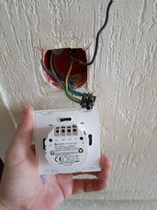 Photo de galerie - Installation prise électrique connectée.