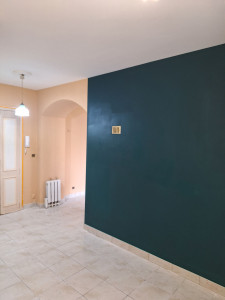 Photo de galerie - Mur blanc a l'origine et après préparation. 2 tons différents 