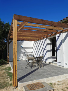 Photo de galerie - Réalisation de la pergola,  carrelage et peinture de la façade