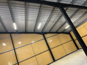 Photo de galerie - Pose de luminaires dans un hangar 