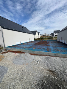 Photo de galerie - Préparation et ferraillage d’une dalle en béton avant coulage.