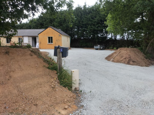 Photo de galerie - Retalutage, création d'une cour empierrée et nivellement du terrain.