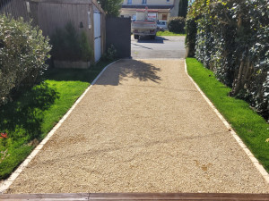 Photo de galerie - Création allée drainante avec stabilisateur de graviers et bordures decoratives
