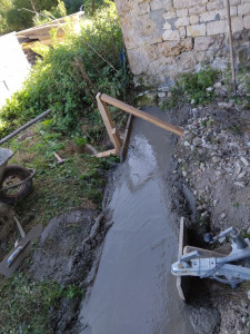 Photo de galerie - Réalisation d’une fondation en béton pour la construction d’un mur en parpaings, destiné à recevoir une future baie vitrée.