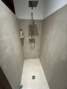 Photo de galerie - Sdb en béton ciré 