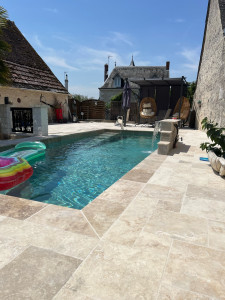 Photo de galerie - Pierre de Bali Piscines, carrelage travertin
