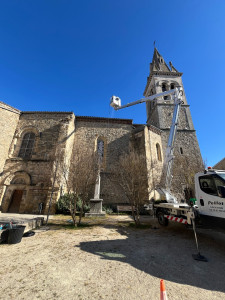 Photo de galerie - Intervention à andance pour l’entretien de la toiture de l’église 