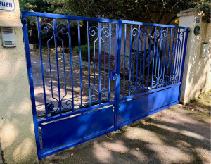 Photo de galerie - Rénovation portail - nettoyage ponçage et peinture