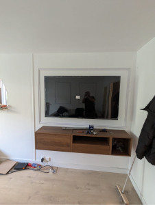 Photo de galerie - L’ensemble est mis en valeur avec le meuble TV pour un rendu moderne et soigné