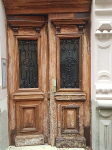 Photo de galerie - -traitement d'une porte (décapage, Ponssage, mise en peinture)