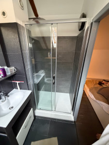 Photo de galerie - Pose d’un bac à douche, sur-mesure, afin de remplacer une douche à l’italienne, carrelé fuyarde.  dépose du carrelage. Pose du bac sur mesure pose du carrelage pose de la cabine pose du nouveau robinet mitigeur.