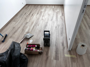 Photo de galerie - Parquet flottant avec plinthe 