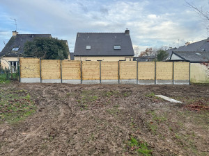 Photo de galerie - Clôture en bois avec plaque de soubassement 