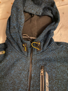 Photo de galerie - Réparation d’une fermeture éclair sur une veste 