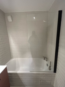 Photo de galerie - Nous avons réalisé des travaux dans cette salle de bain en remplaçant le carrelage ainsi que la baignoire.