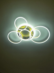 Photo de galerie - Installation des lustres. 