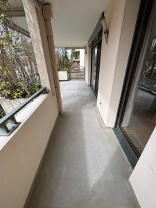 Photo de galerie - Mise en œuvre d'une résine d'étanchéité sur un balcon.  

Une fois notre intervention terminée, le carreleur a pu poser son carrelage par-dessus notre résine d'étanchéité.