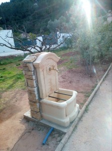 Photo de galerie - Mise en place d'une fontaine dans un jardin 